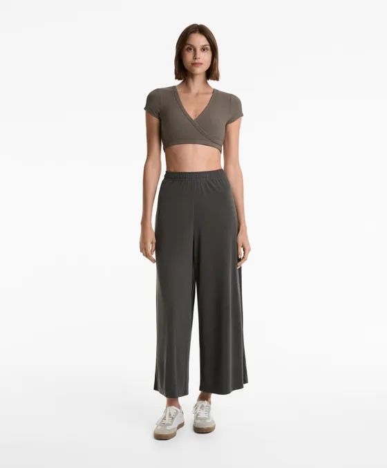 Широкие короткие брюки из струящейся ткани с модалом