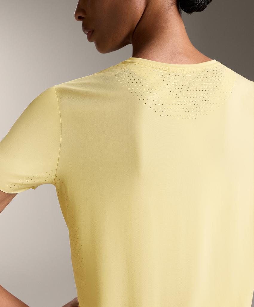 Футболка с короткими рукавами и микроперфорацией