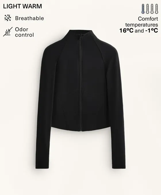 Легкая и теплая высокотехнологичная куртка декоративными швами