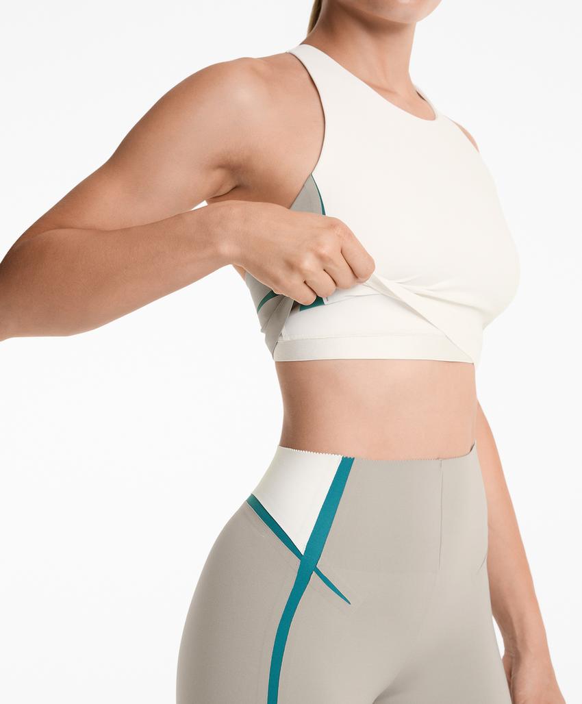 Топ с узором compressive lines