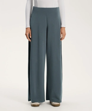SOFT-TOUCH WIDE-LEG TROUSERS WITH MODAL AND SIDE PLEAT- Заказать в России