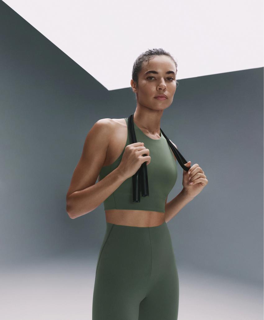 Топ с перекрещивающейся спинкой легкого прикосновения