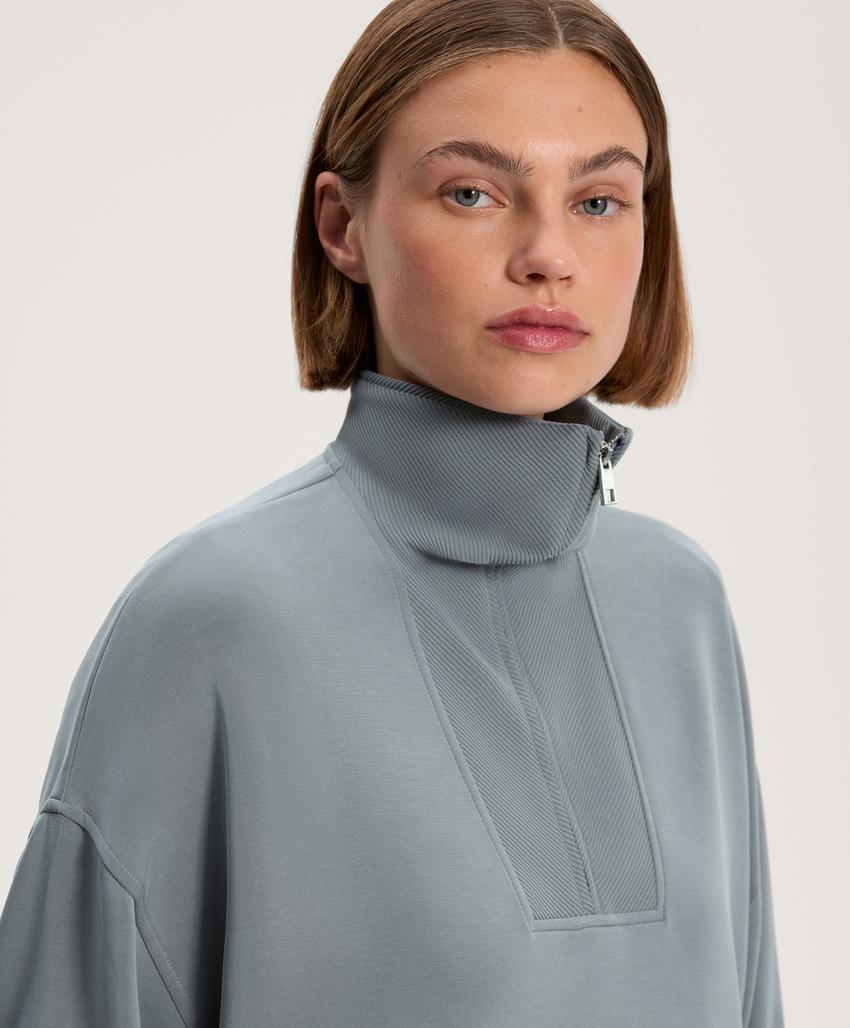 Длинный свитшот с высоким воротником из мягкого модального материала