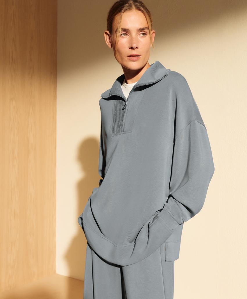 Длинный свитшот с высоким воротником из мягкого модального материала