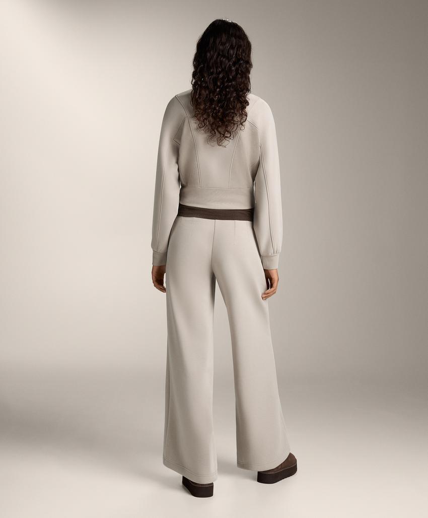 Куртка с высоким воротником, деталями ребристости и мягким на ощупь модал