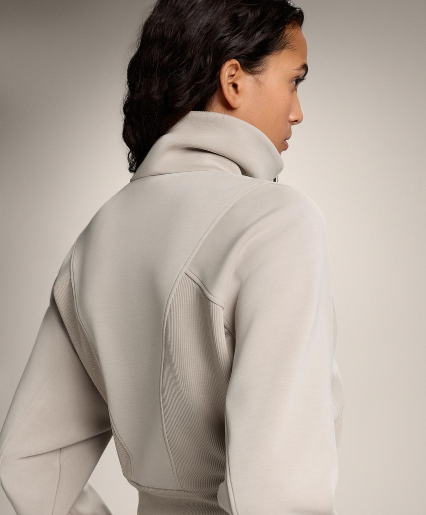 Куртка с высоким воротником, деталями ребристости и мягким на ощупь модал