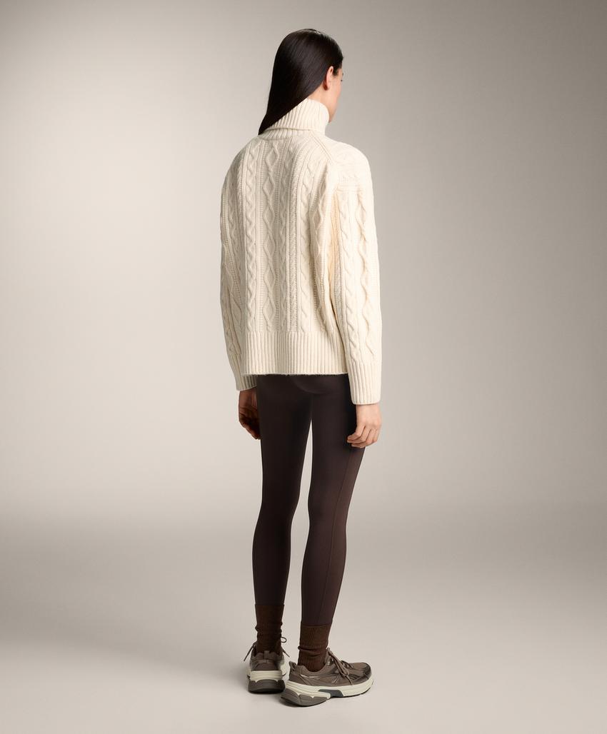 Джемпер косой вязки с высоким воротником