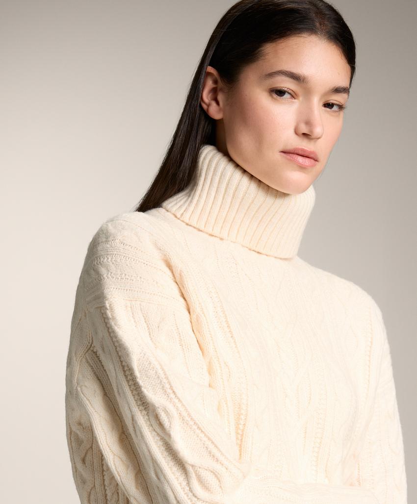 Джемпер косой вязки с высоким воротником