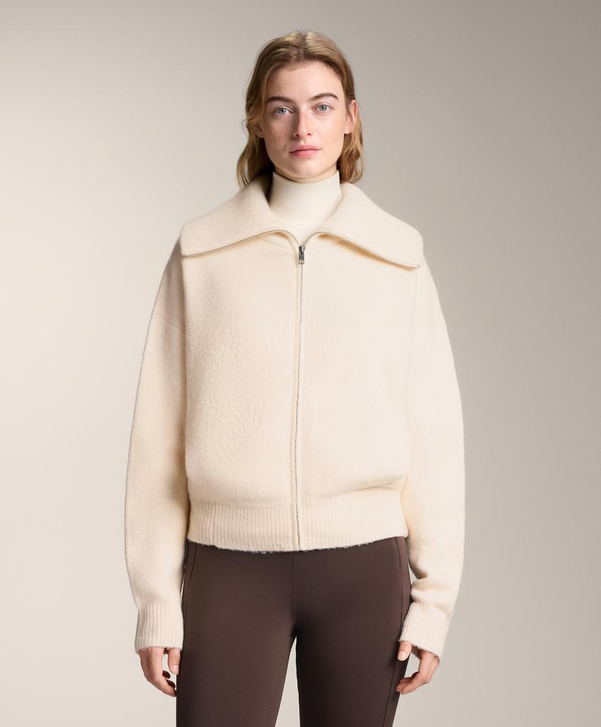 Вязаное пальто с высоким воротником