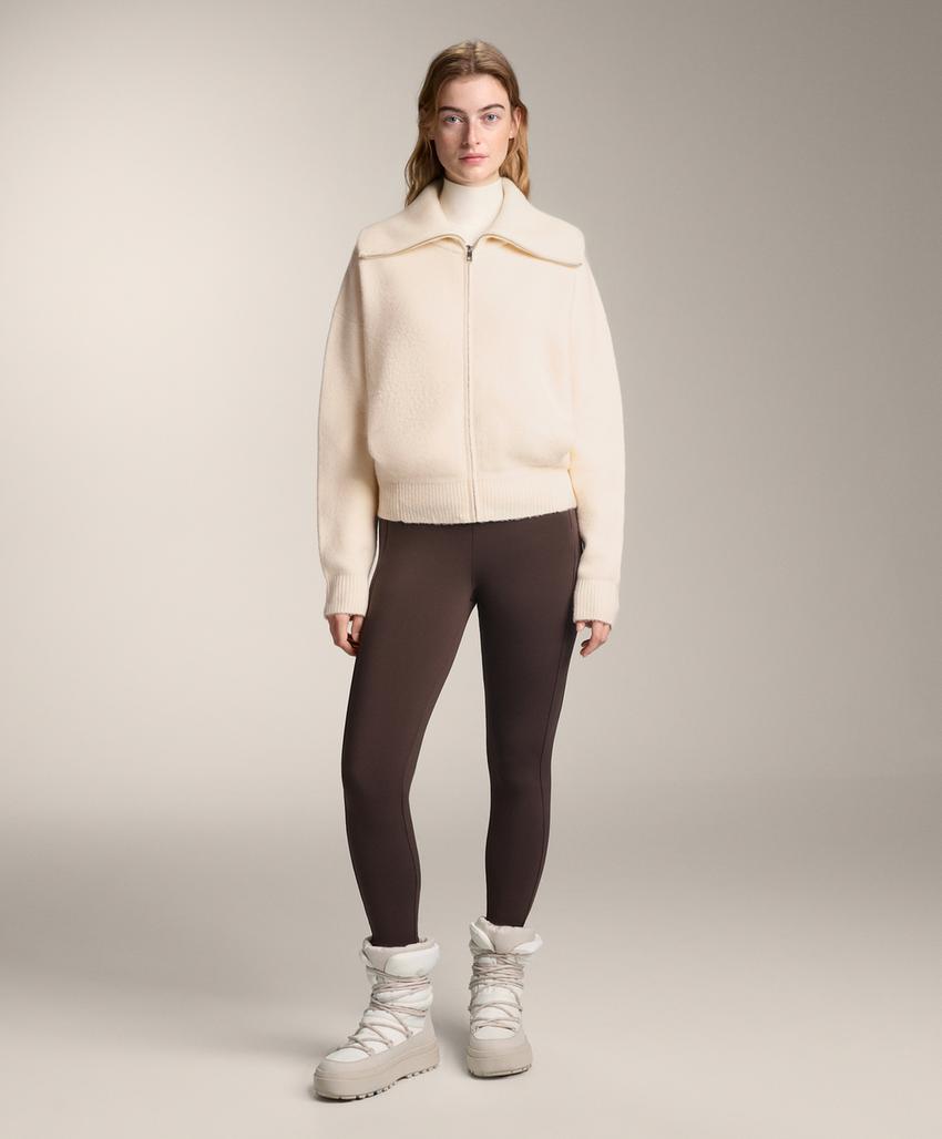 Вязаное пальто с высоким воротником