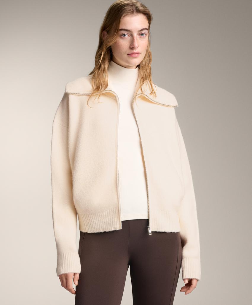 Вязаное пальто с высоким воротником