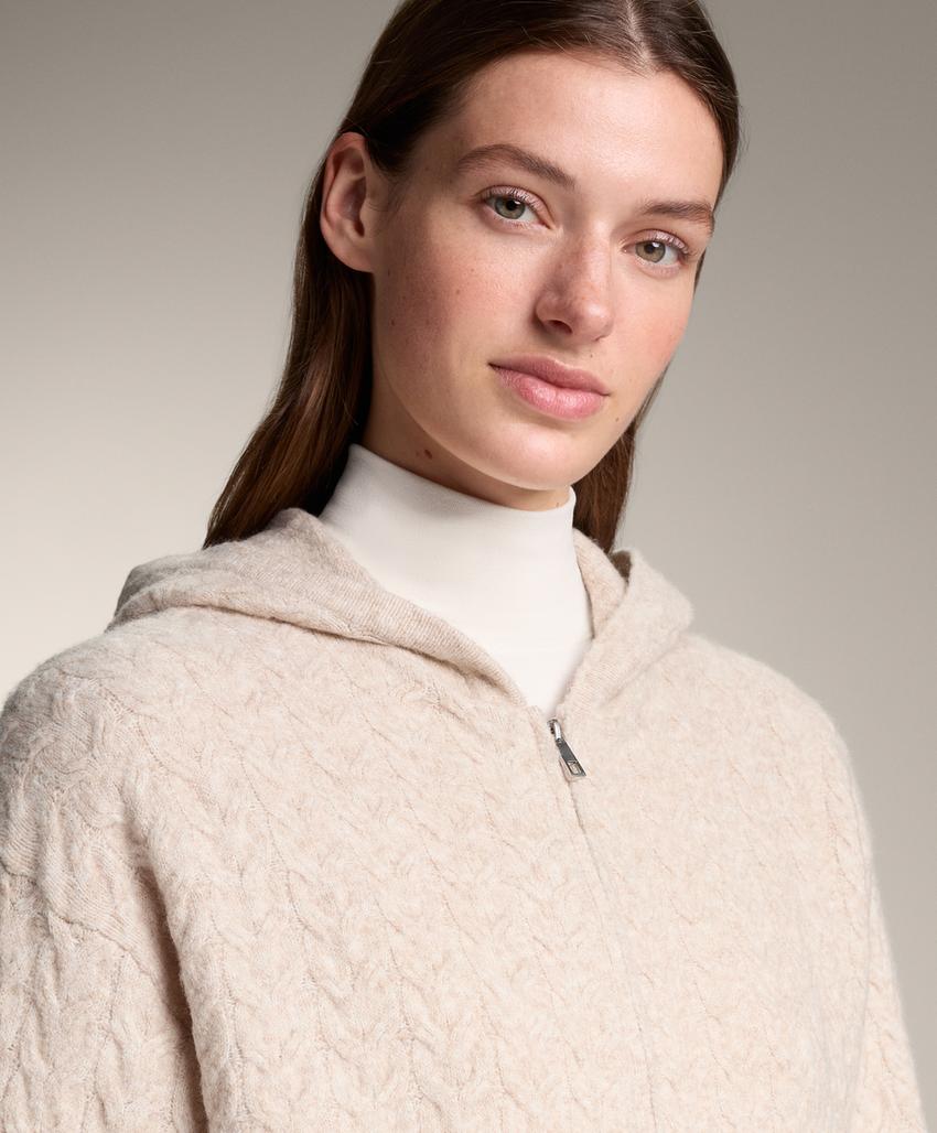 Длинная пальто с капюшоном из аранского вязания