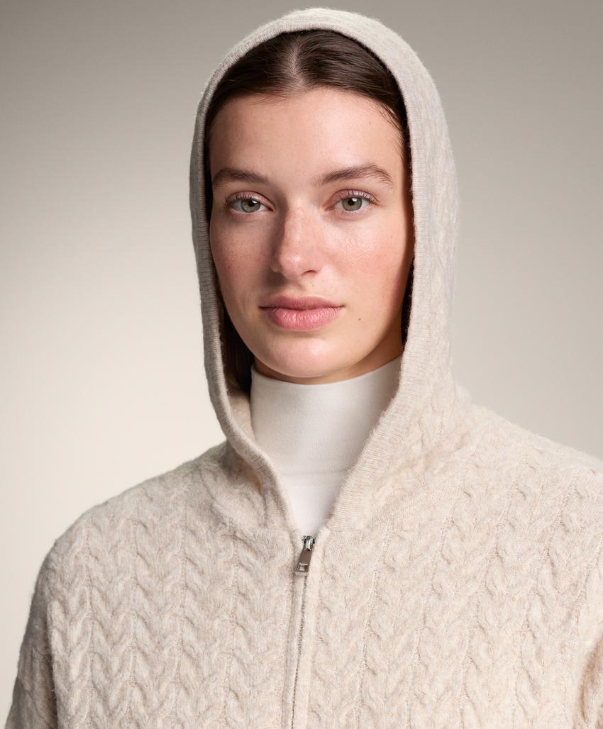 Длинная пальто с капюшоном из аранского вязания