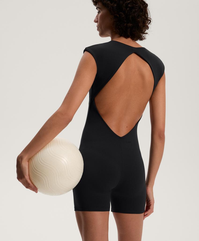 Комфортный комбинезон с открытой спиной из ткани comfortlux