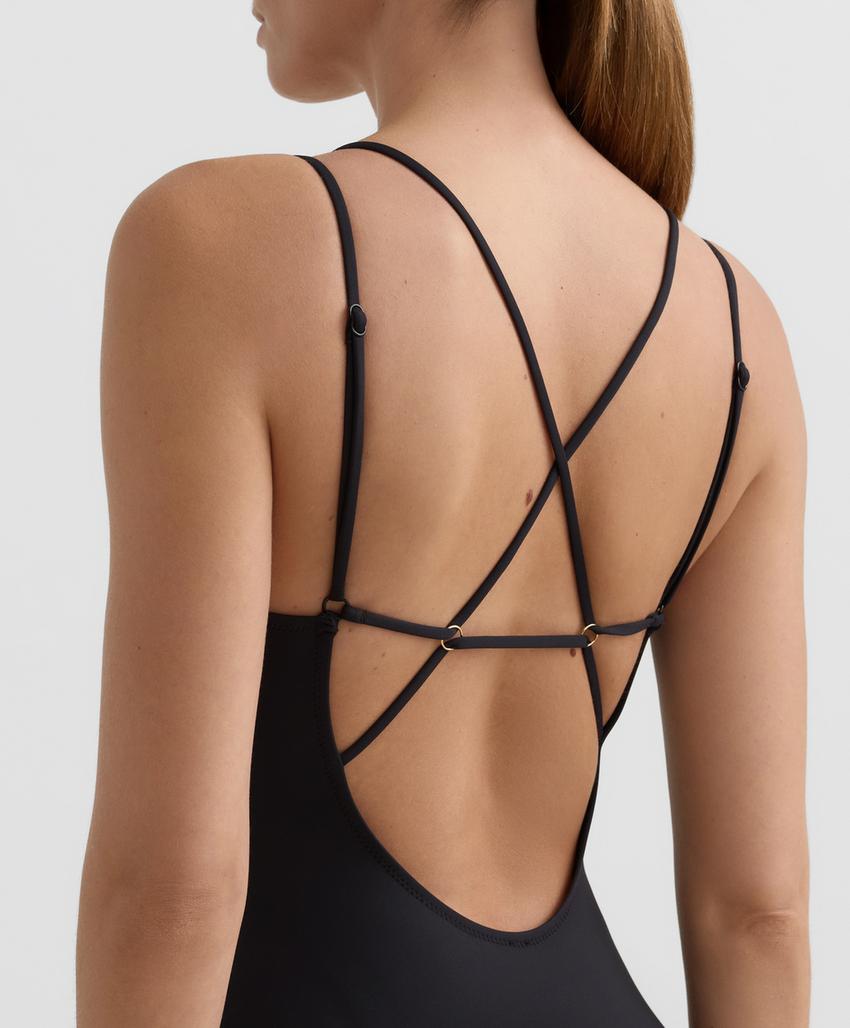 Купальник со скрещивающимися лямками