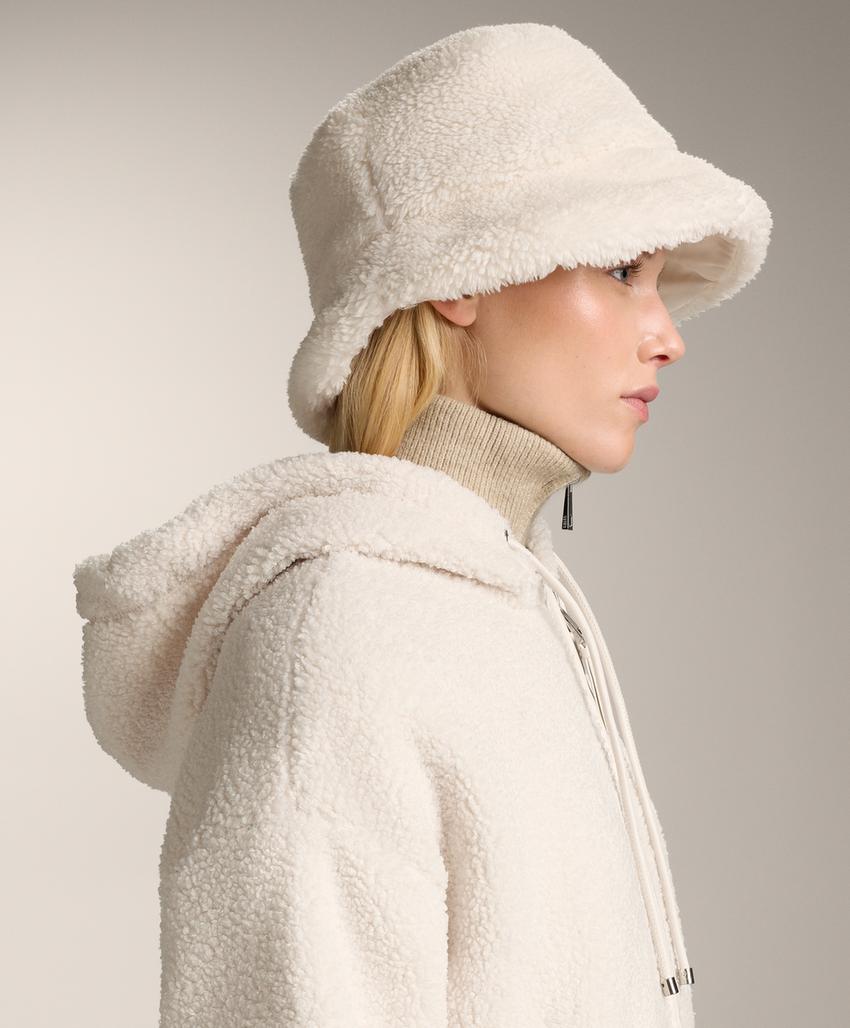 Вязаная шапка-ведро из искусственного меха