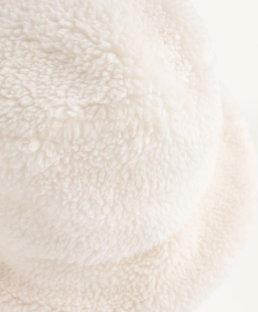 Вязаная шапка-ведро из искусственного меха