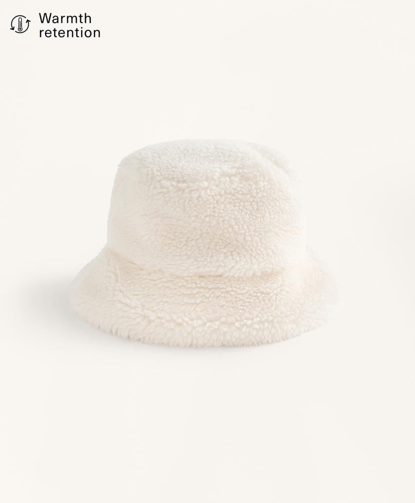 Вязаная шапка-ведро из искусственного меха