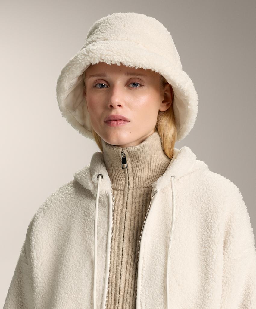 Вязаная шапка-ведро из искусственного меха