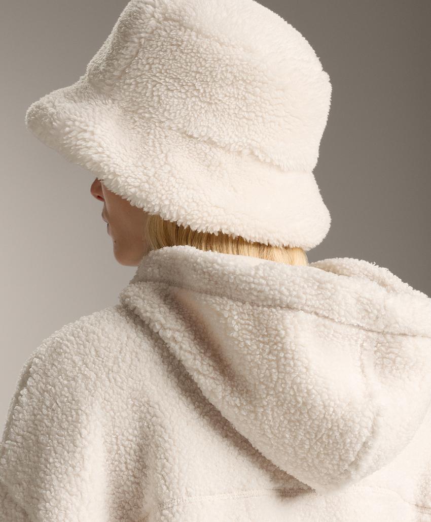 Вязаная шапка-ведро из искусственного меха