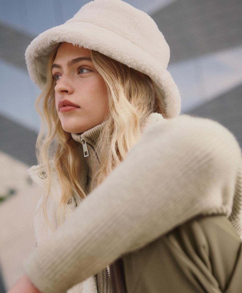 Вязаная шапка-ведро из искусственного меха