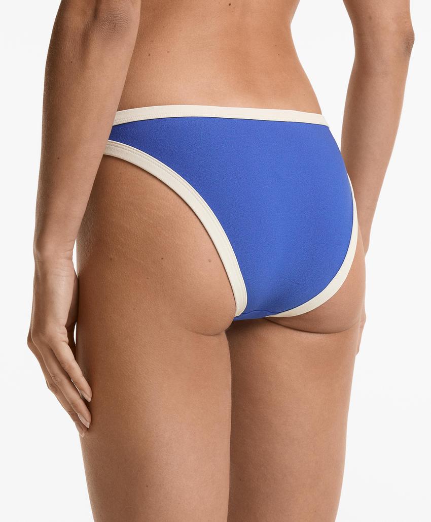 Трусики-бикини классического кроя с контрастной отделкой
