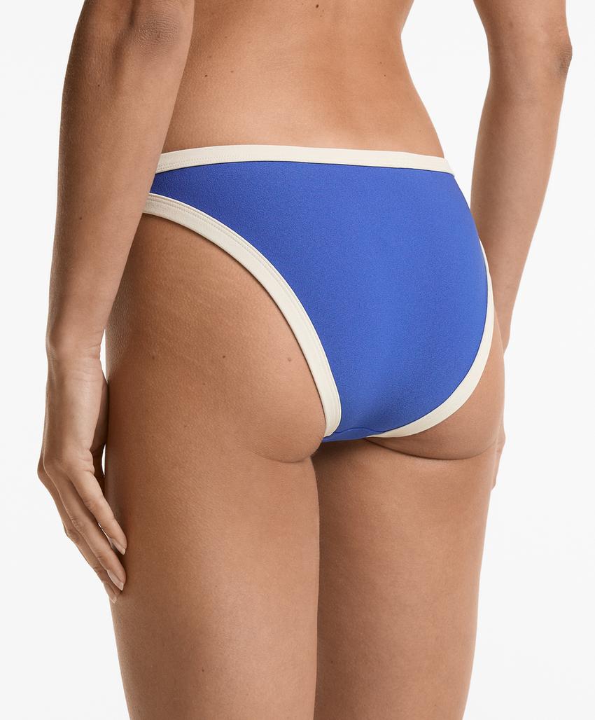 Трусики-бикини классического кроя с контрастной отделкой