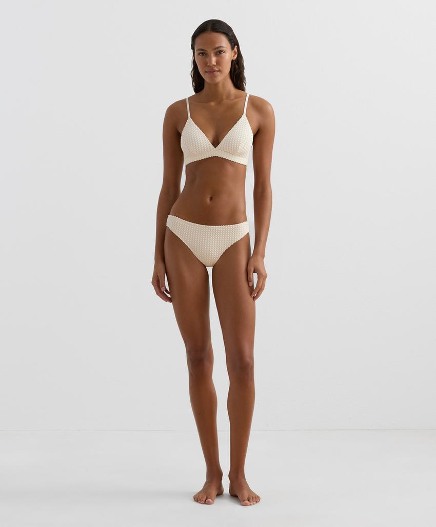 Трусики-бикини классического кроя с объемным узором крючком