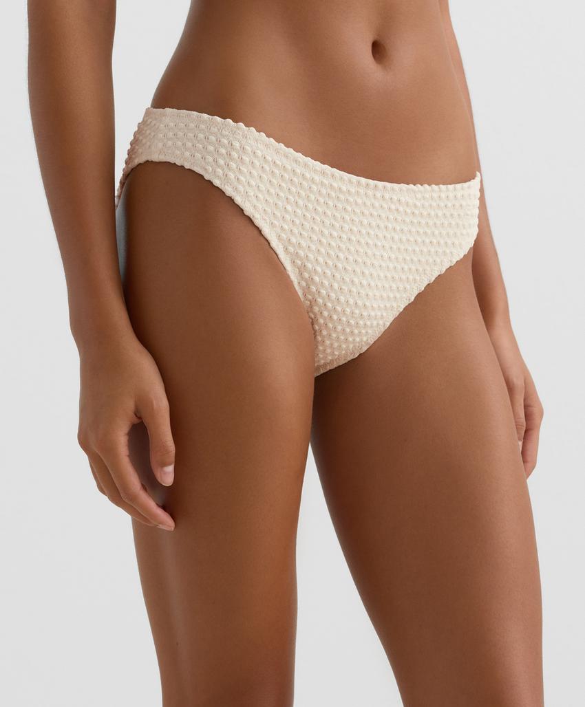 Трусики-бикини классического кроя с объемным узором крючком