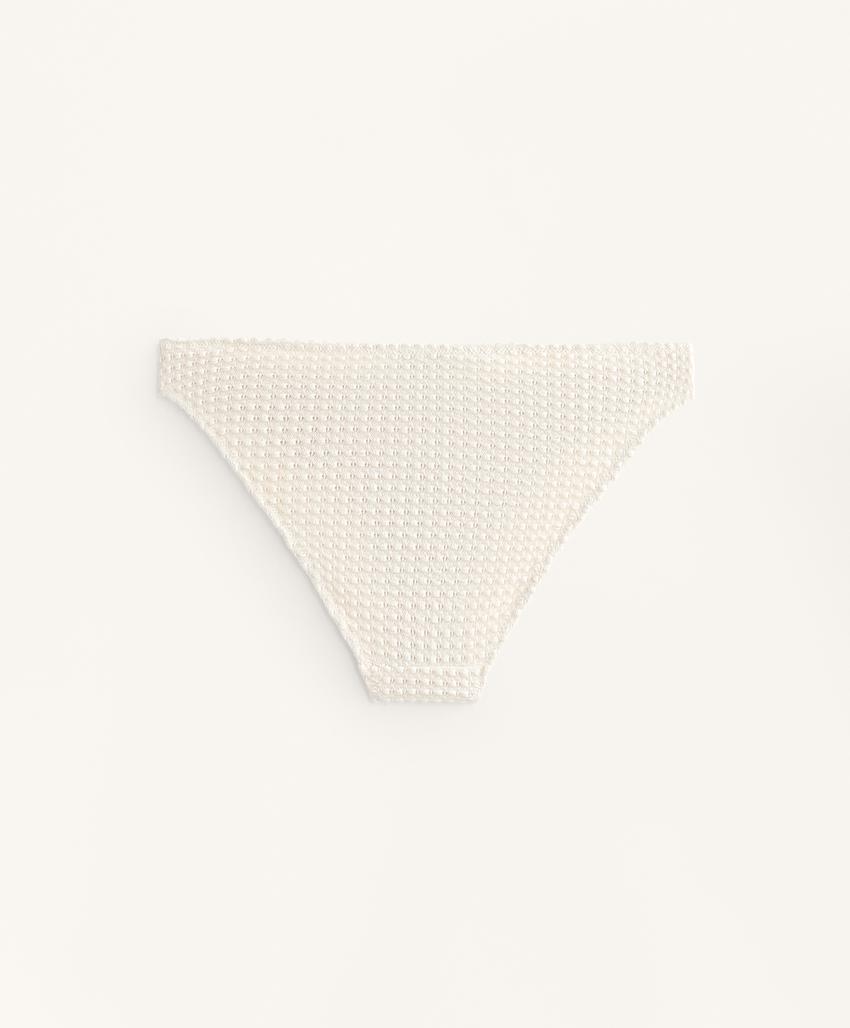 Трусики-бикини классического кроя с объемным узором крючком