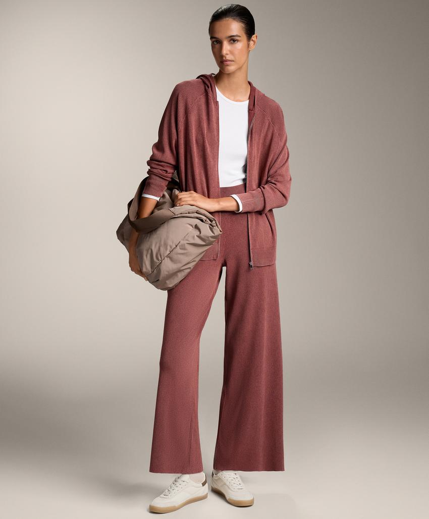 Брюки прямого кроя из мягкого трикотажа