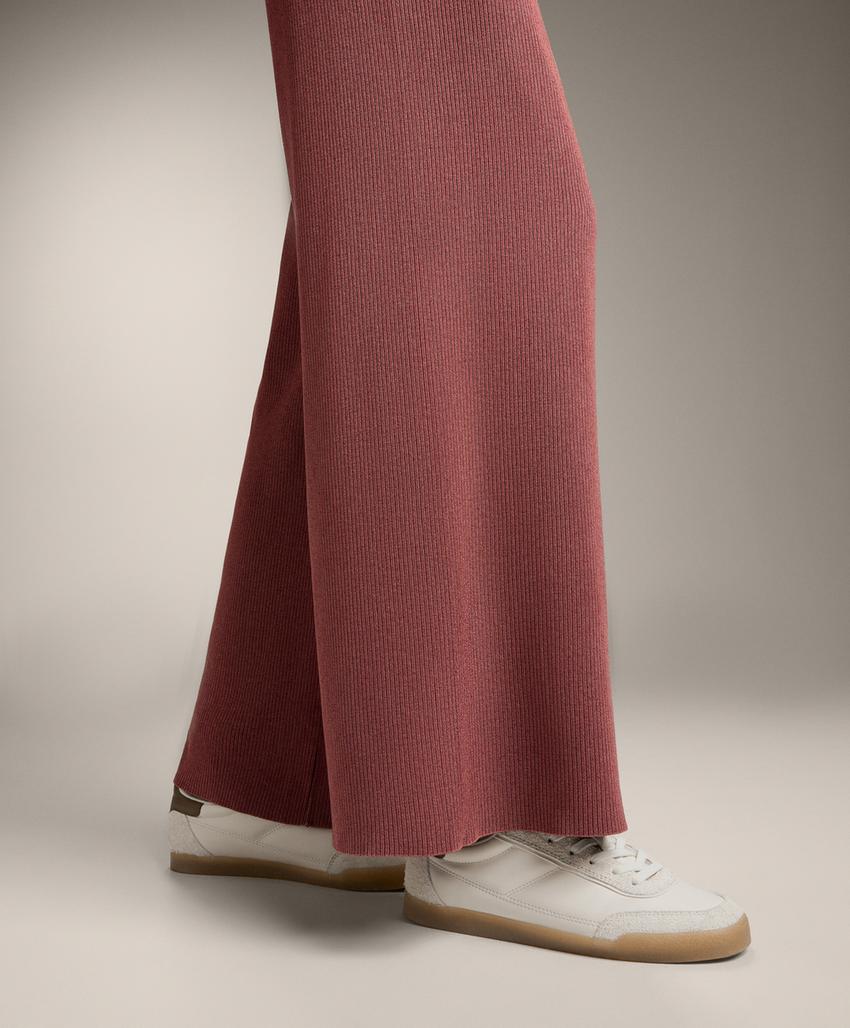 Брюки прямого кроя из мягкого трикотажа