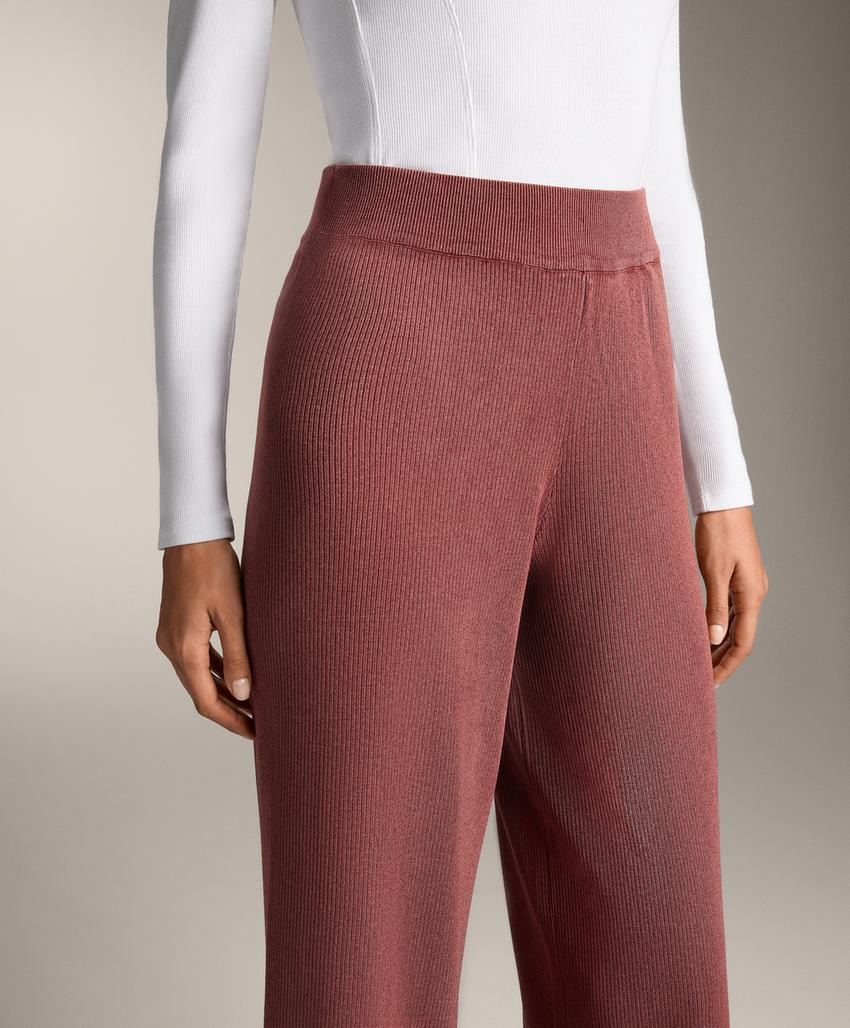 Брюки прямого кроя из мягкого трикотажа