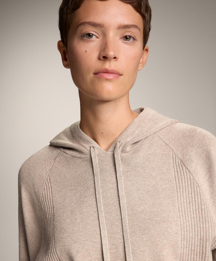 Джемпер из рельефной вязки с капюшоном на завязках и поясом на талии