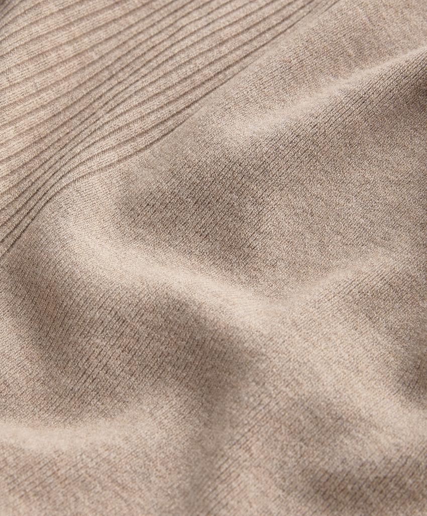 Джемпер из рельефной вязки с капюшоном на завязках и поясом на талии