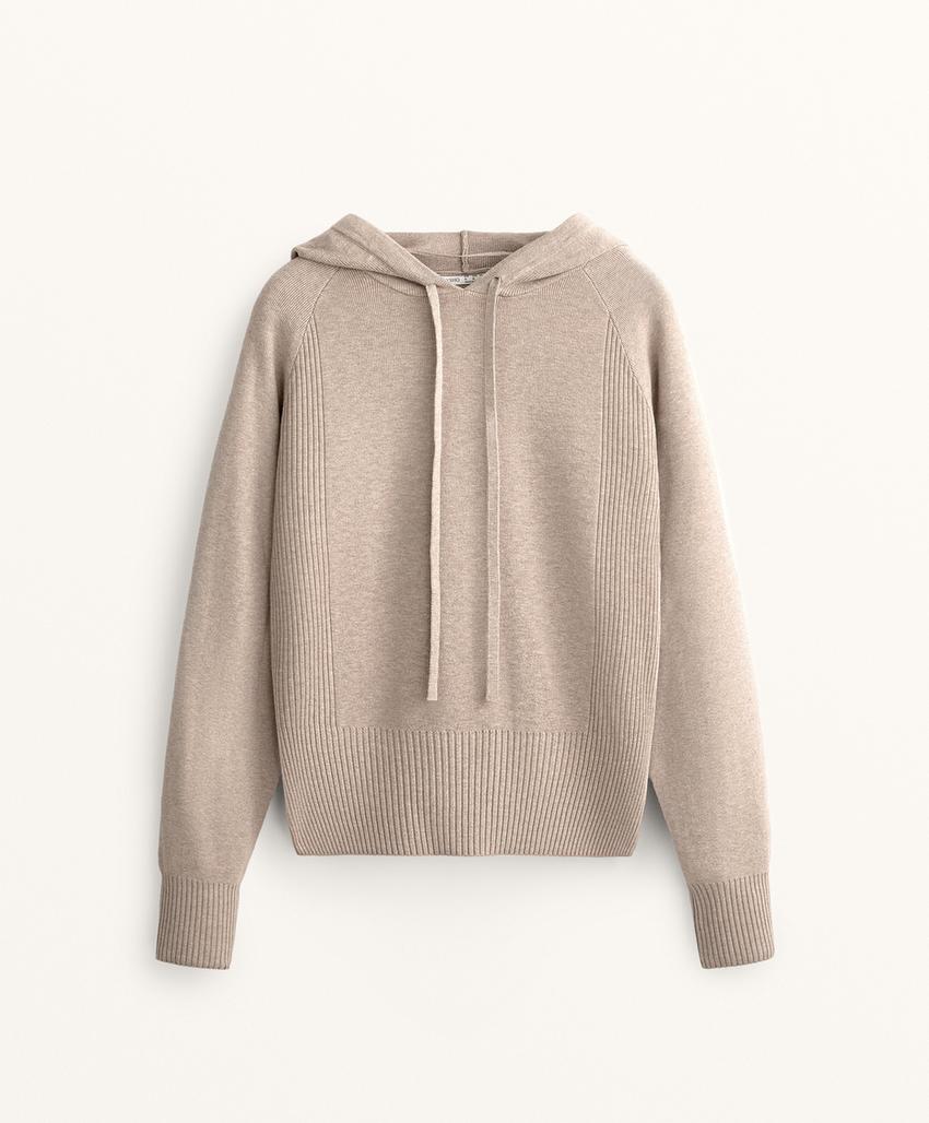 Джемпер из рельефной вязки с капюшоном на завязках и поясом на талии