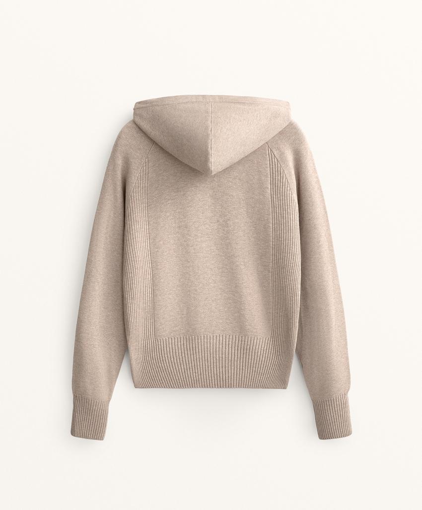 Джемпер из рельефной вязки с капюшоном на завязках и поясом на талии
