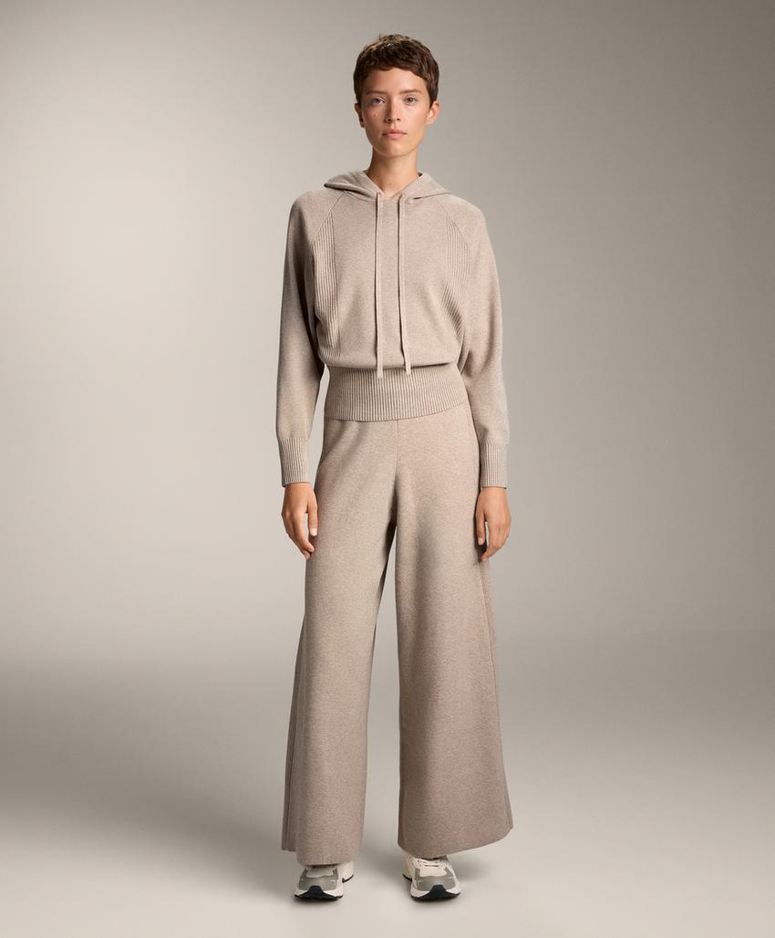 Джемпер из рельефной вязки с капюшоном на завязках и поясом на талии