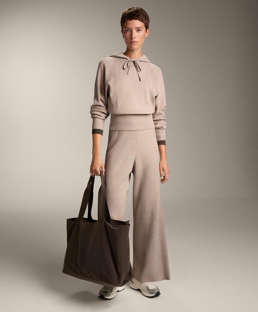 Джемпер из рельефной вязки с капюшоном на завязках и поясом на талии