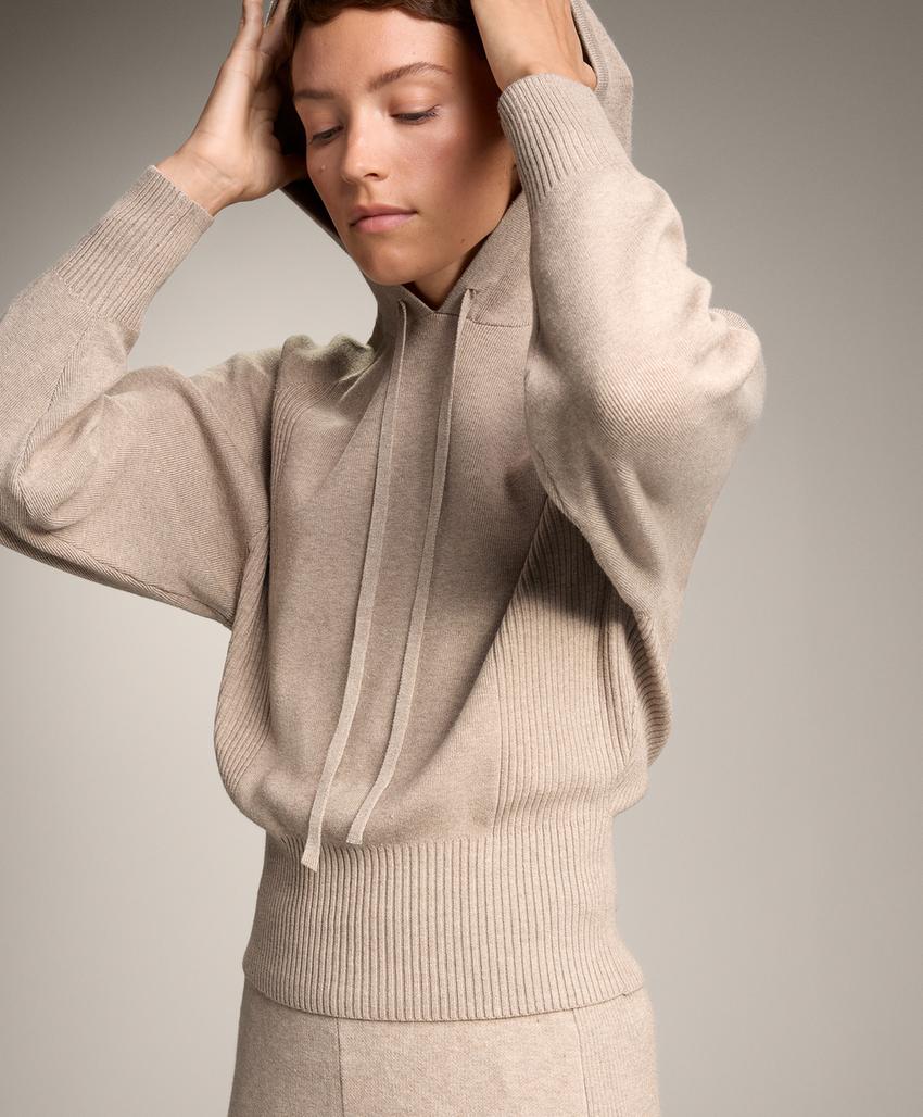 Джемпер из рельефной вязки с капюшоном на завязках и поясом на талии