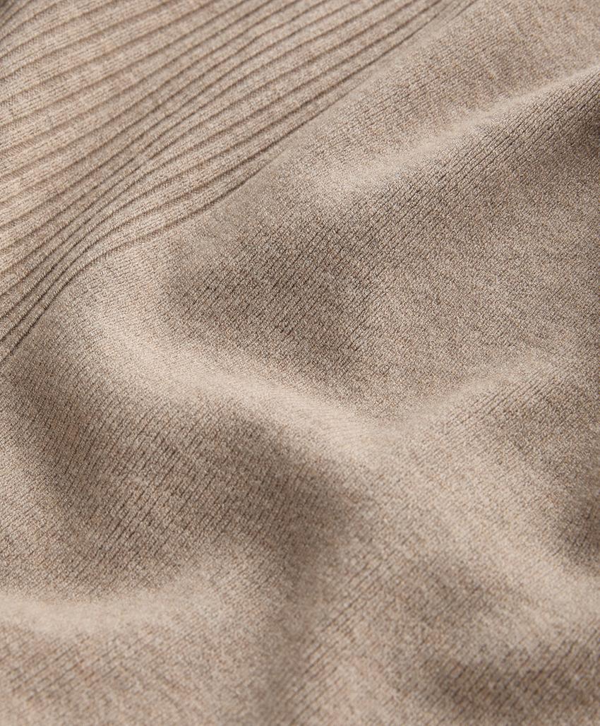 Джемпер из рельефной вязки с капюшоном на завязках и поясом на талии