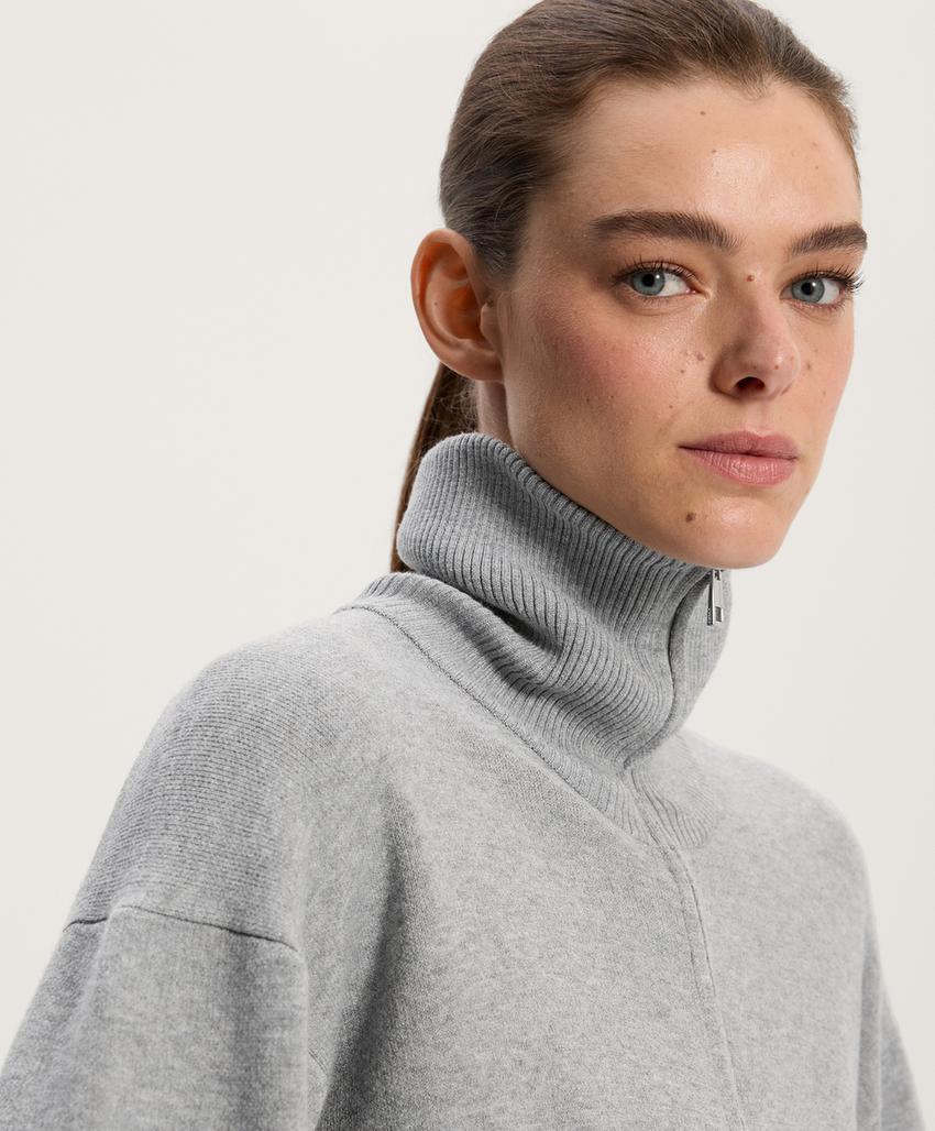 Длинный вязаный комбинезон с молнией до середины груди