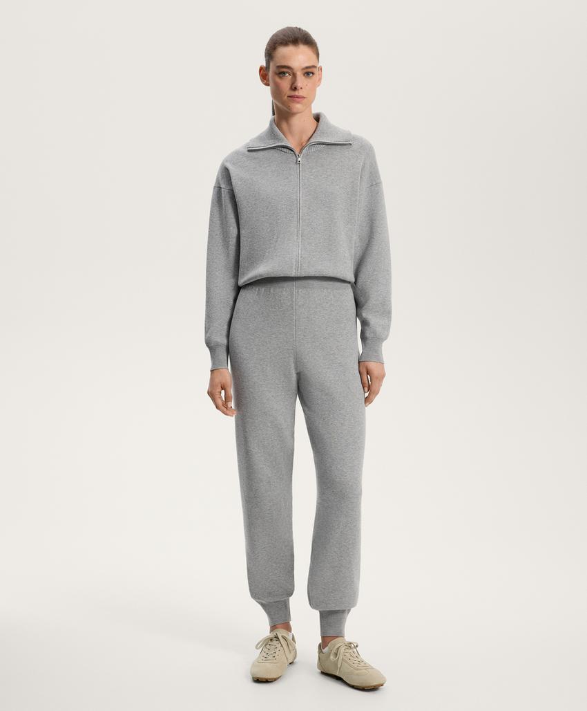 Длинный вязаный комбинезон с молнией до середины груди