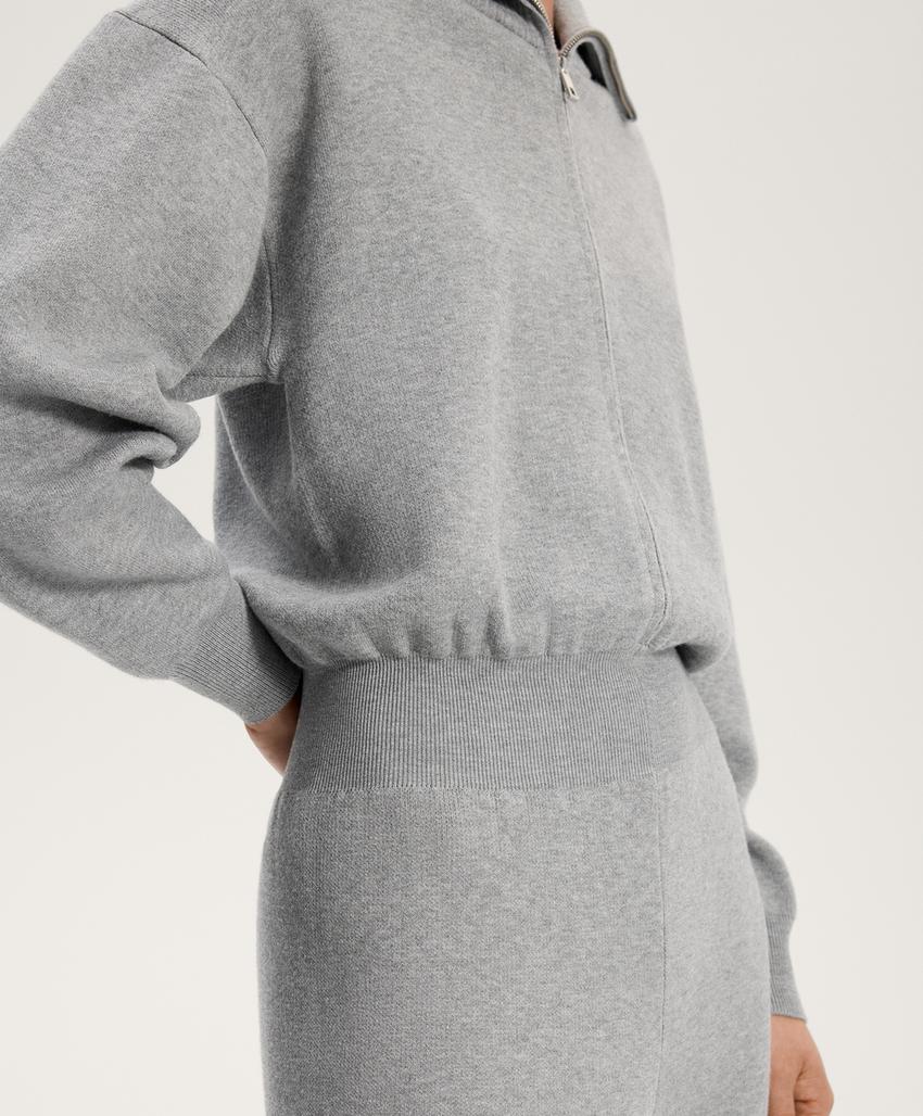 Длинный вязаный комбинезон с молнией до середины груди