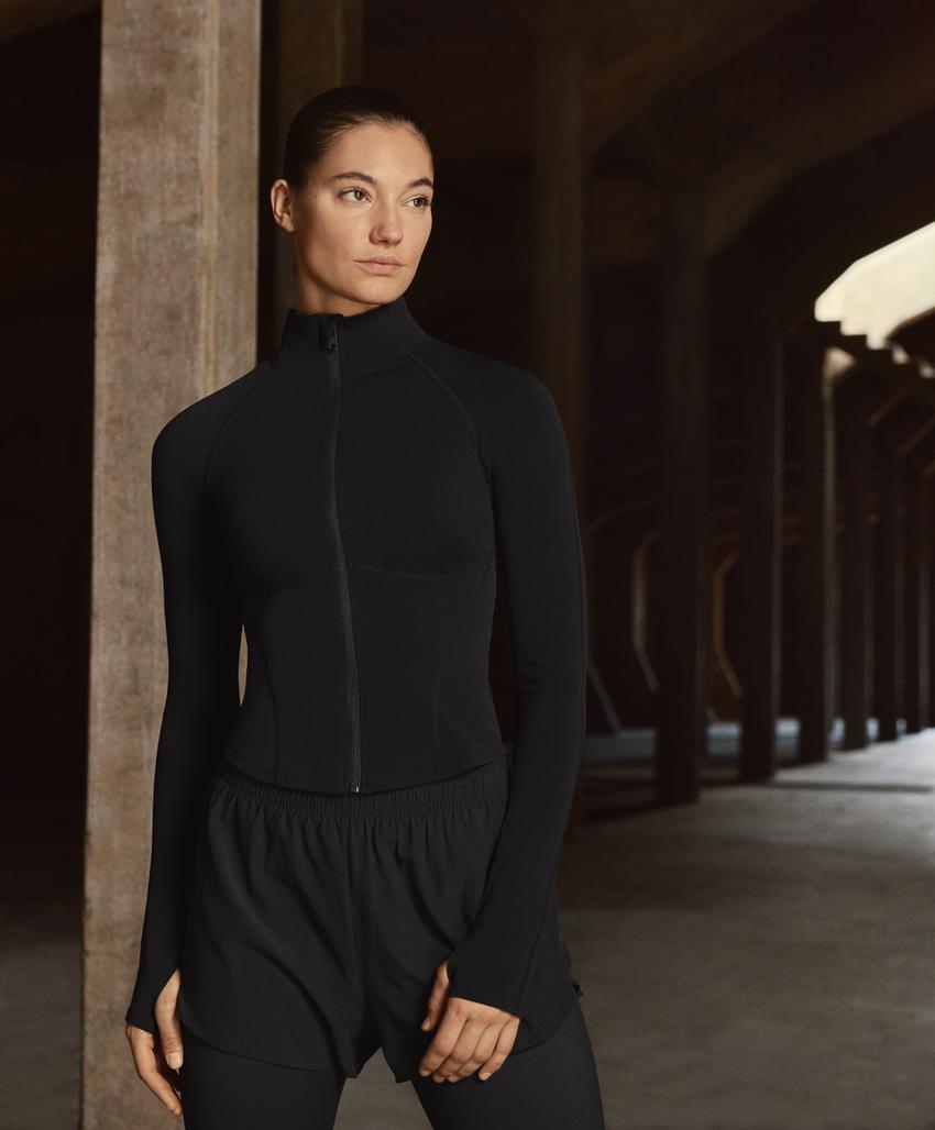 Легкая и теплая высокотехнологичная куртка с отстрочкой