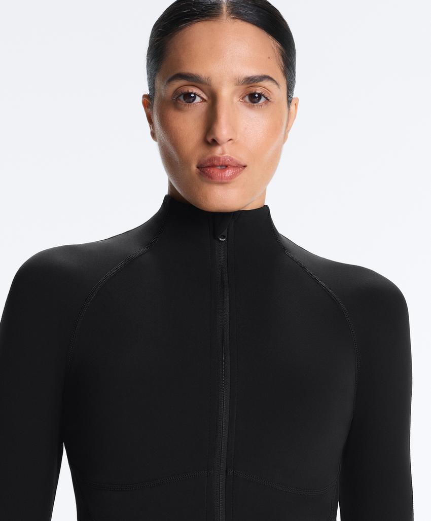 Легкая и теплая высокотехнологичная куртка с отстрочкой