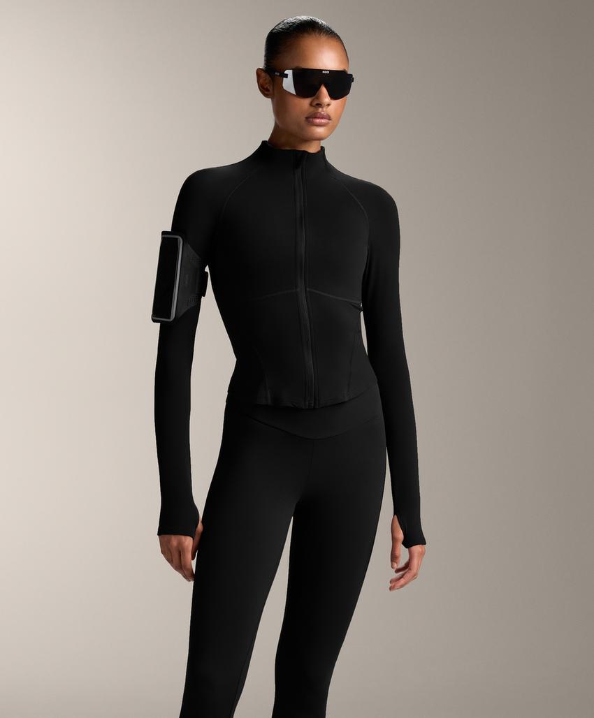 Легкая и теплая высокотехнологичная куртка с отстрочкой