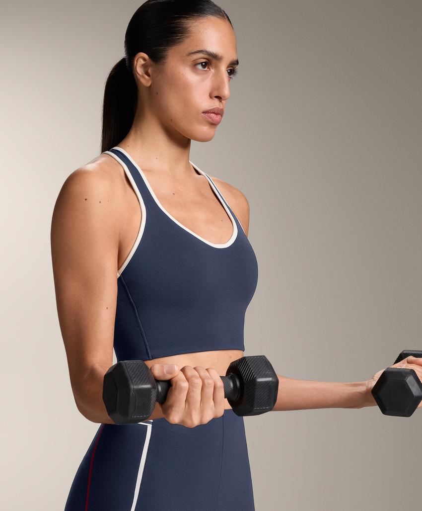 Спортивный топ средней поддержки с резиновыми вставками