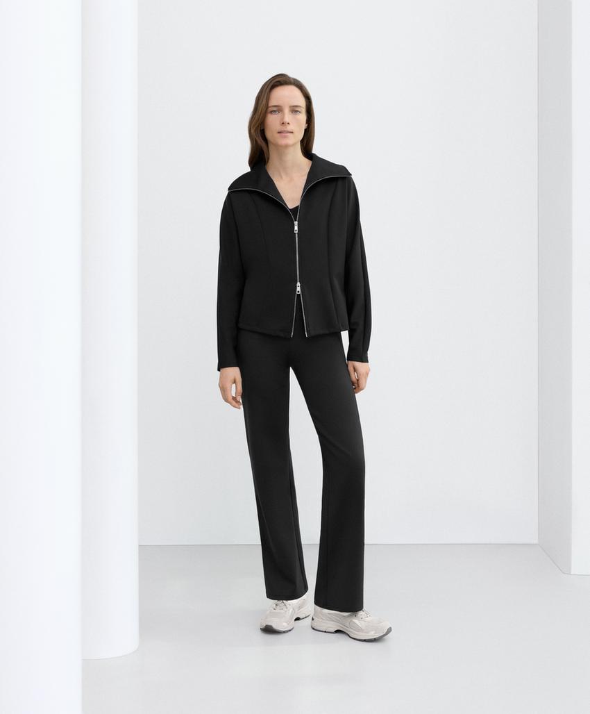 Расклешенные брюки с высокой посадкой и эффектом неопрена