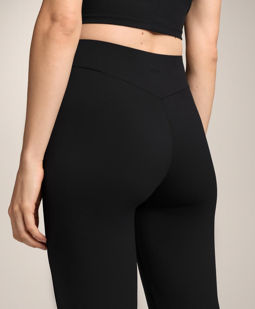 Расклешенные брюки с высокой посадкой и эффектом неопрена